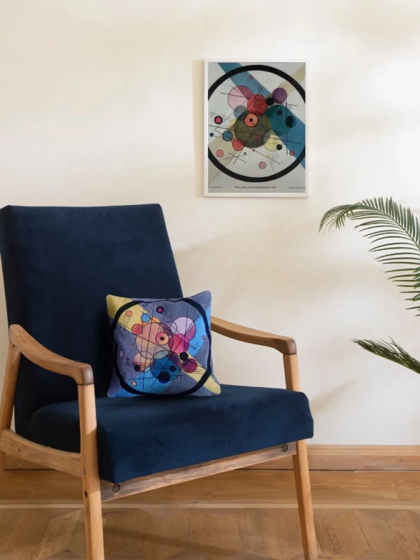 Poduszka dekoracyjna kolorowa granatowy fotel dobry rozmiar